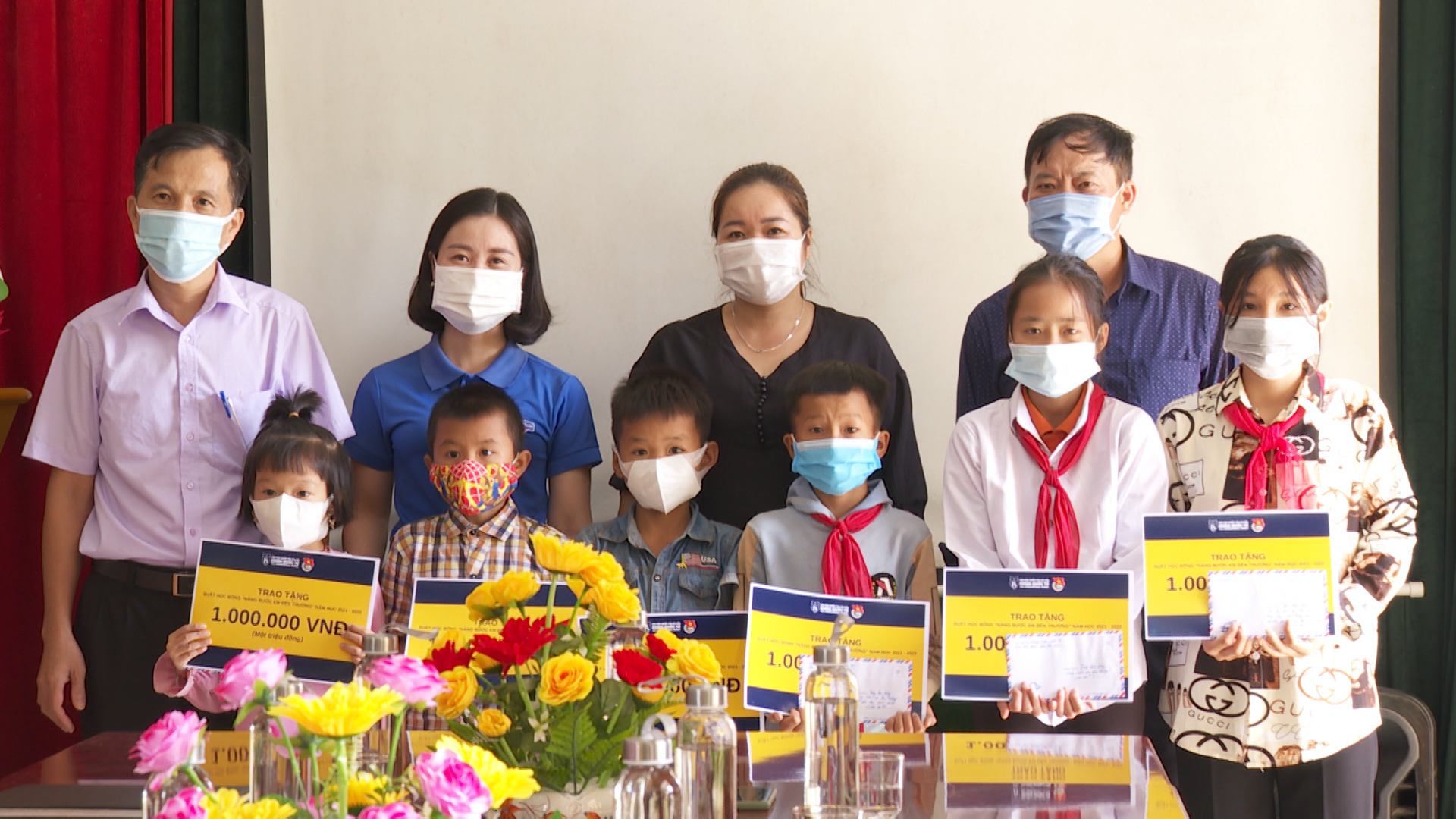 Đại diện lãnh đạo Huyện đoàn Tân Sơn trao học bổng cho các em học sinh có hoàn cảnh đặc biệt khó khăn. Đại diện lãnh đạo Huyện đoàn Tân Sơn trao học bổng cho các em học sinh có hoàn cảnh đặc biệt khó khăn.