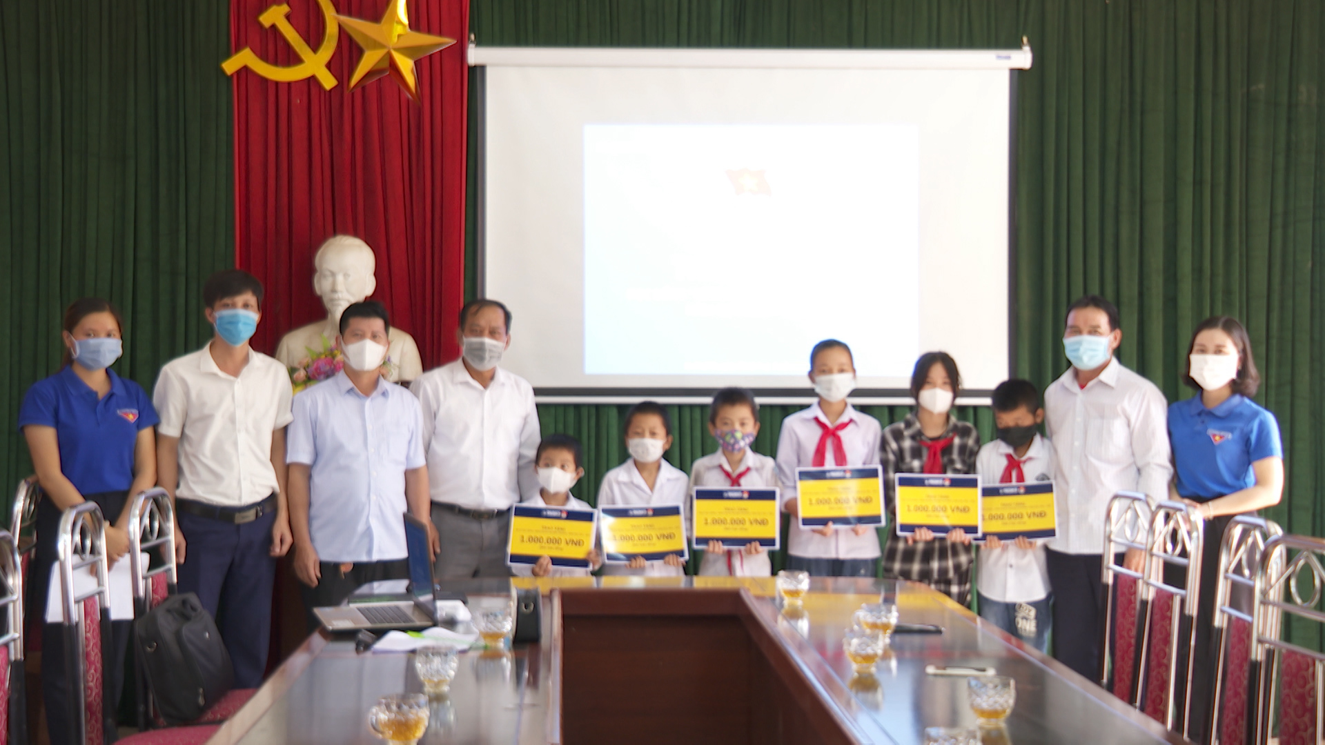 Nguồn kinh phí được huy động từ chương trình gây quỹ "Đêm nhạc vì cộng đồng - Music for community" do Đoàn Thanh niên khoa Quốc tế - ĐH Quốc gia Hà Nội tổ chức. Nguồn kinh phí được huy động từ chương trình gây quỹ "Đêm nhạc vì cộng đồng - Music for community" do Đoàn Thanh niên khoa Quốc tế - ĐH Quốc gia Hà Nội tổ chức.
