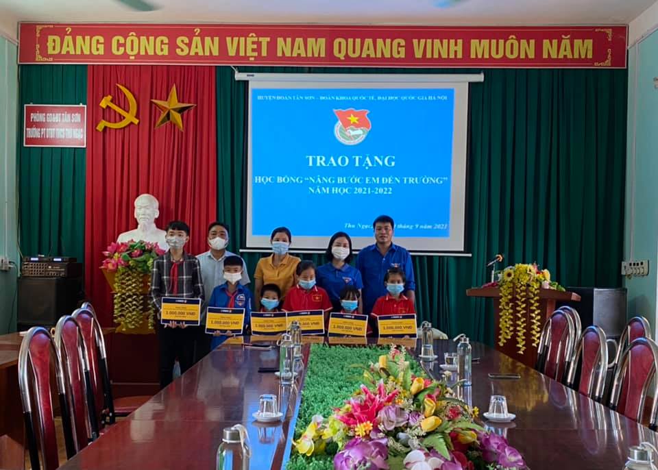 Đại diện lãnh đạo Huyện đoàn Tân Sơn trao học bổng cho các em học sinh có hoàn cảnh đặc biệt khó khăn. Đại diện lãnh đạo Huyện đoàn Tân Sơn trao học bổng cho các em học sinh có hoàn cảnh đặc biệt khó khăn.